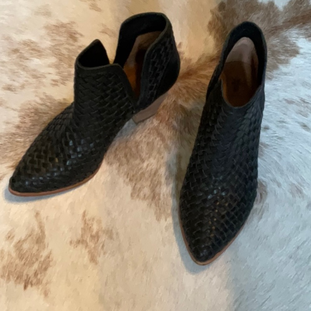 Frye Booties / Size 6 / Black / Woven Leather